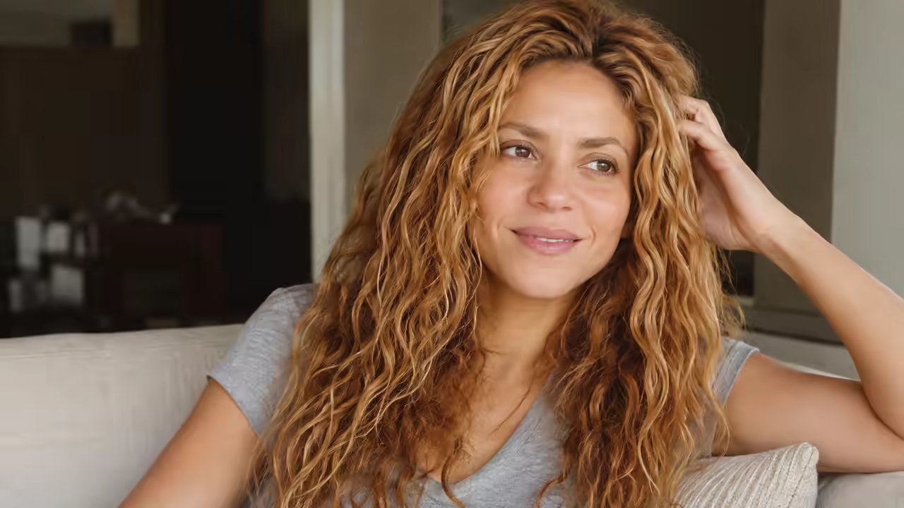Shakira con apariencia natural en una representación sin maquillaje intenso