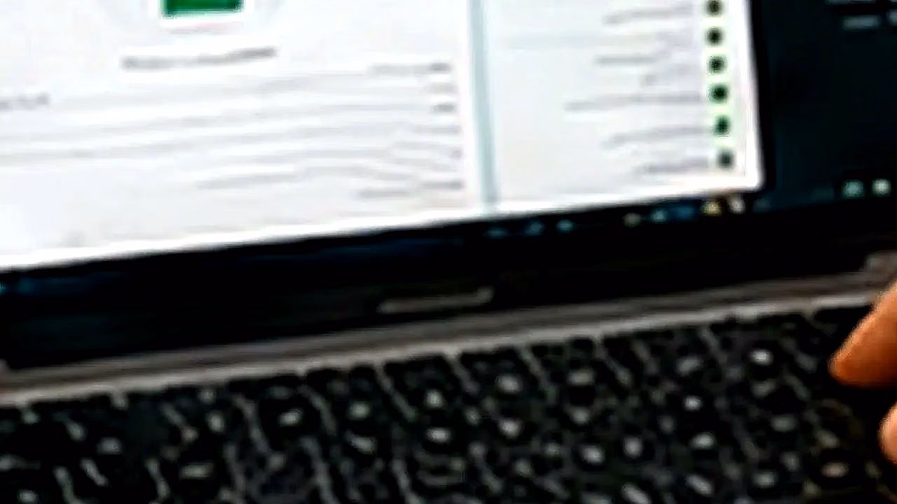 Persona usando WhatsApp Web con laptop y celular en Argentina