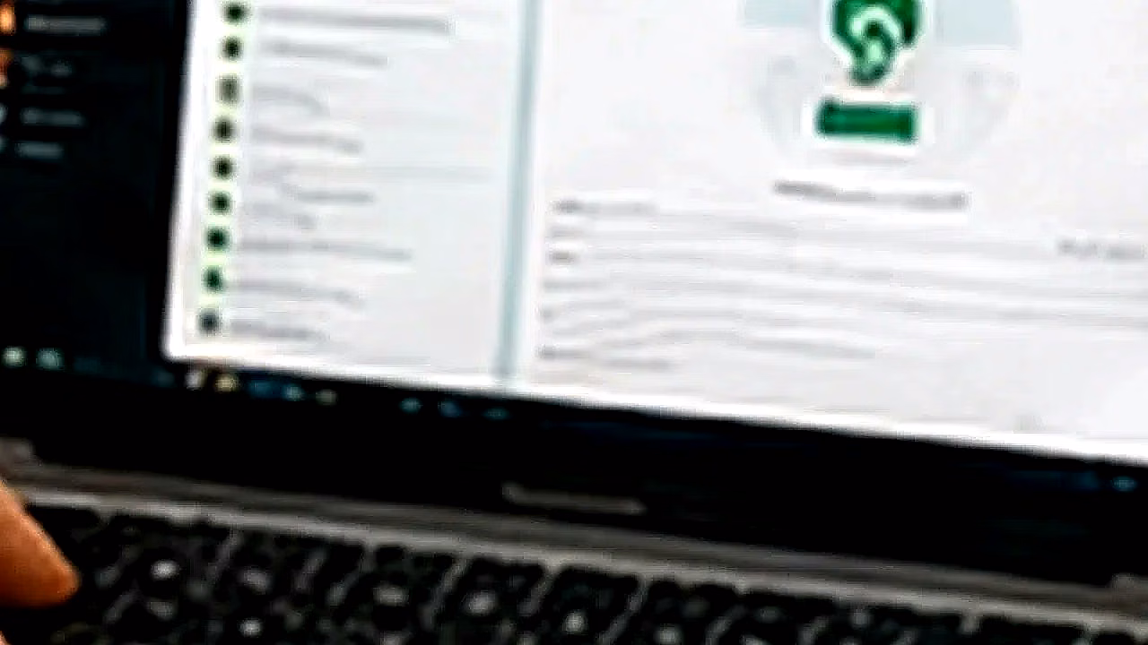 Persona usando WhatsApp Web con laptop y celular en Argentina