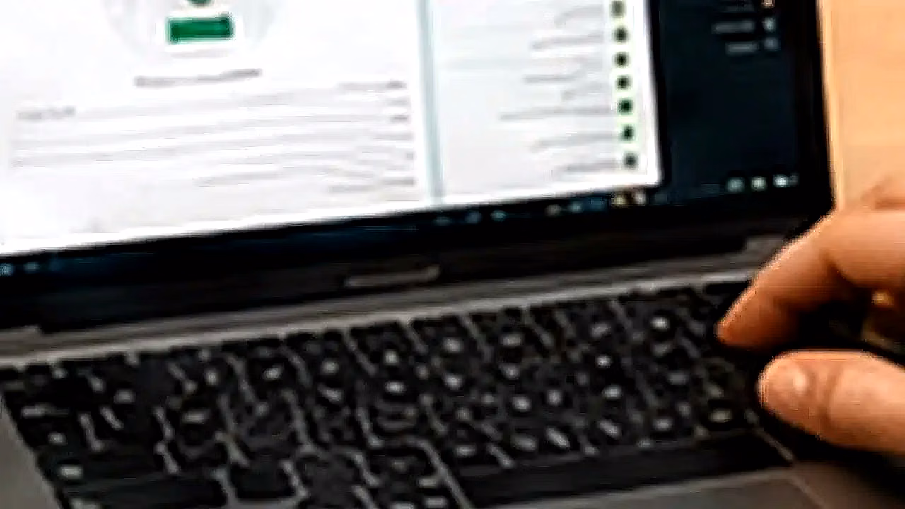Persona usando WhatsApp Web con laptop y celular en Argentina