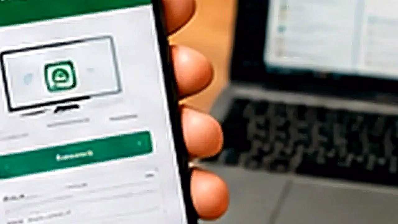 Persona usando WhatsApp Web con laptop y celular en Argentina