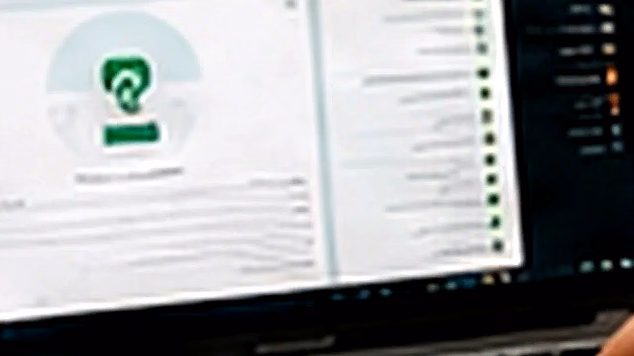 Persona usando WhatsApp Web con laptop y celular en Argentina