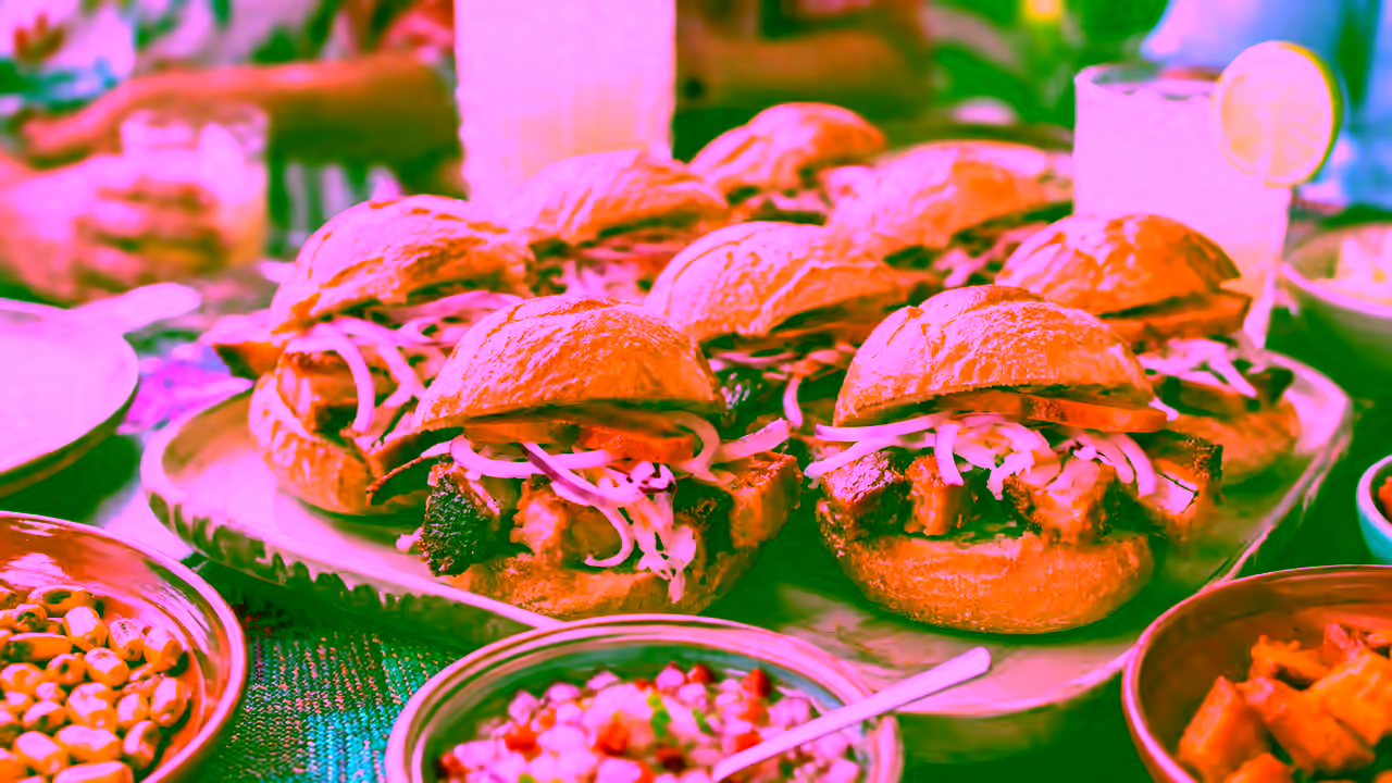 Marraqueta, panceta, camote y cebolla para pan con chicharrón peruano
