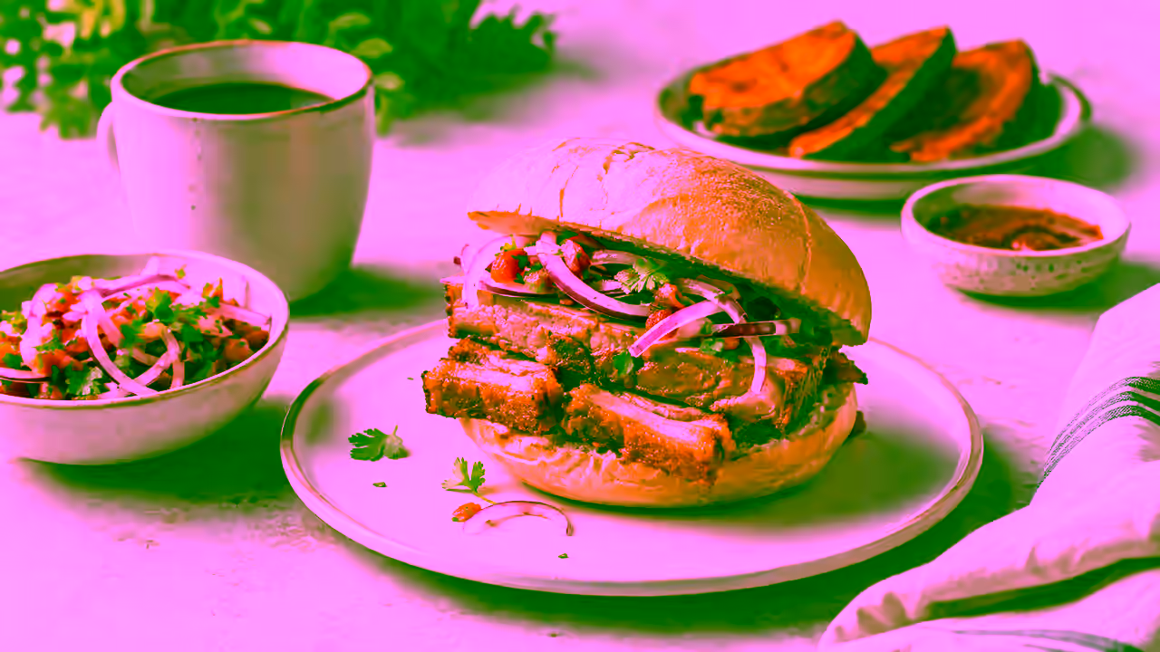 Pan con chicharrón: cómo disfrutarlo sin complicarte en casa: recurso visual editorial para Chile