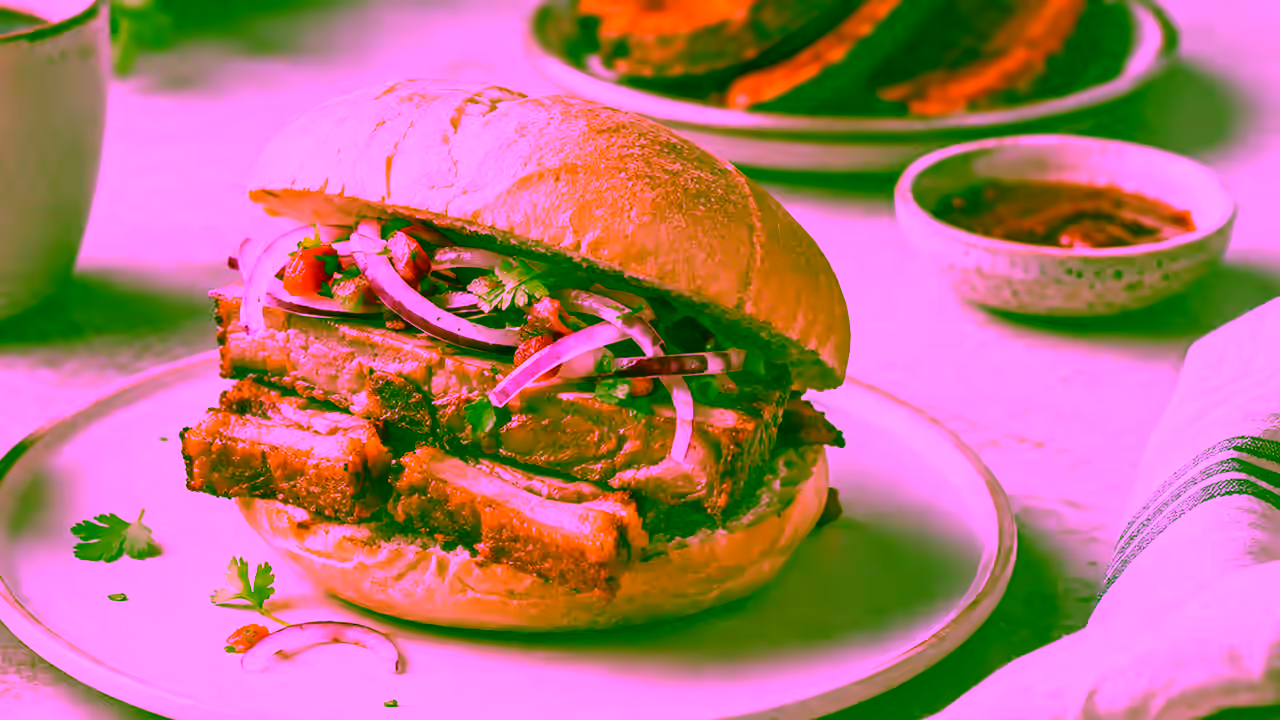 Chicharrón de cerdo con interior jugoso para un sánguche peruano