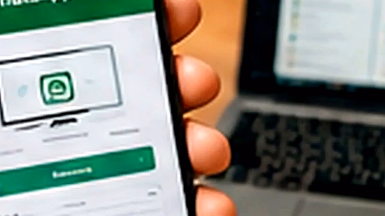 Persona usando WhatsApp Web con laptop y celular en Colombia