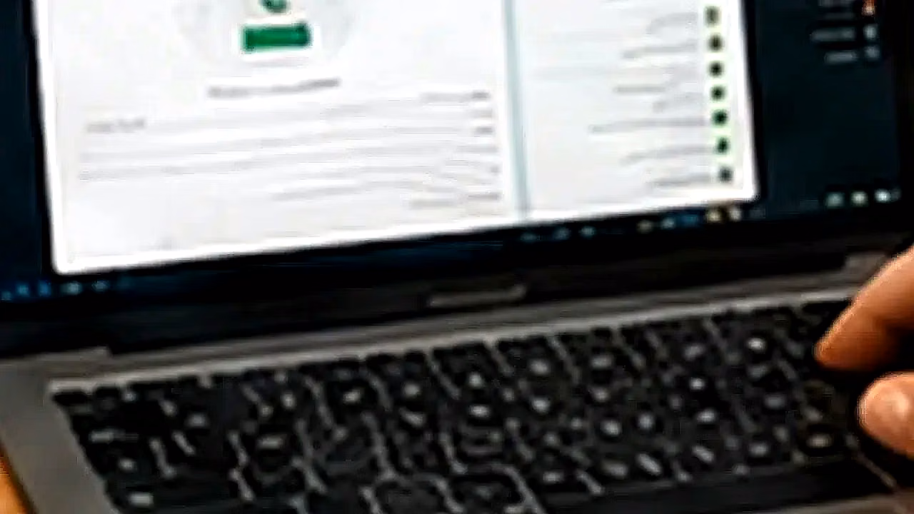 Persona usando WhatsApp Web con laptop y celular en Colombia