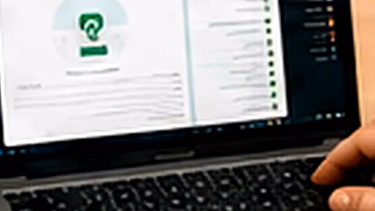Persona usando WhatsApp Web con laptop y celular en Colombia