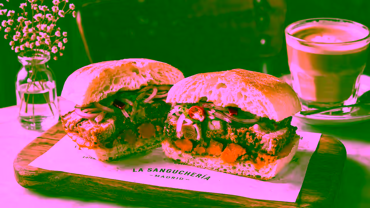 Bocadillo de pan con chicharrón peruano con boniato y salsa criolla