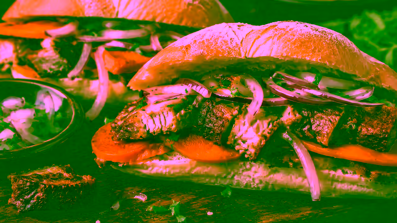 Panceta fresca, boniato y cebolla roja para pan con chicharrón peruano