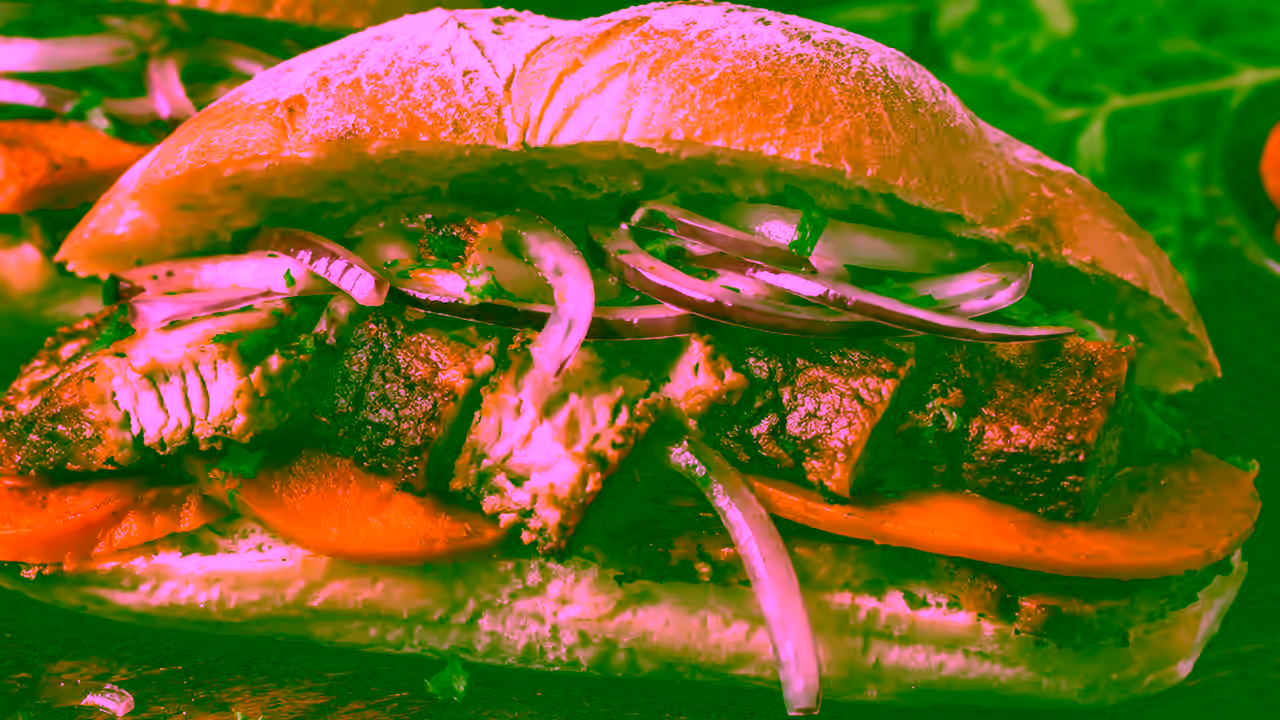 Panceta dorada preparada para pan con chicharrón peruano