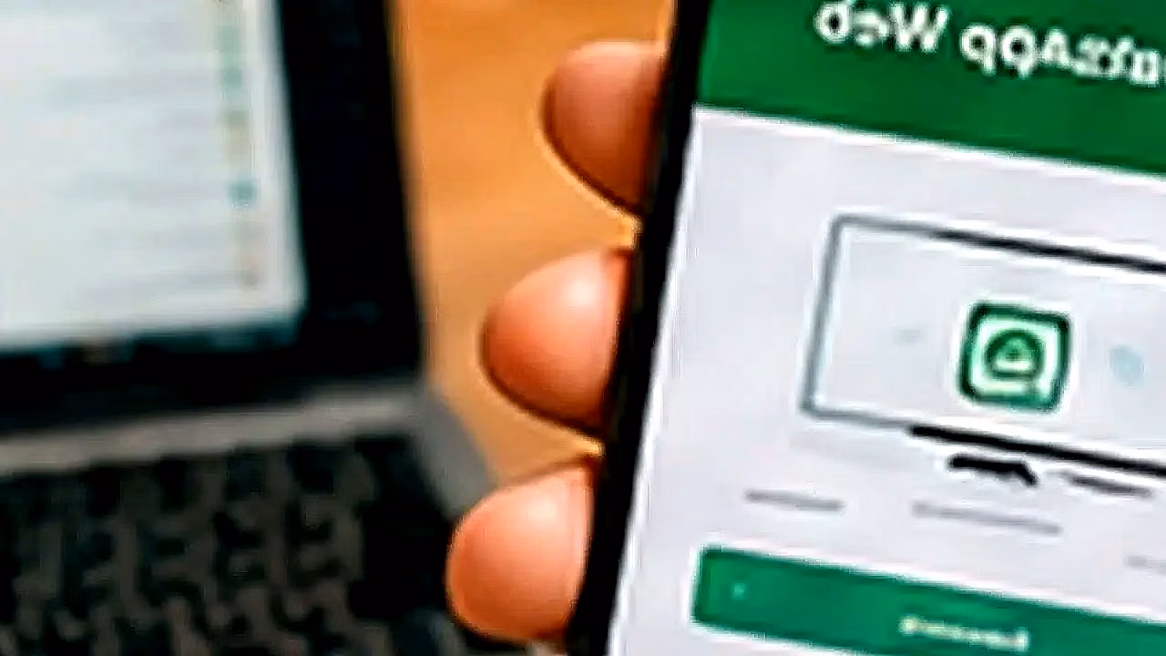 Persona usando WhatsApp Web con laptop y celular en México