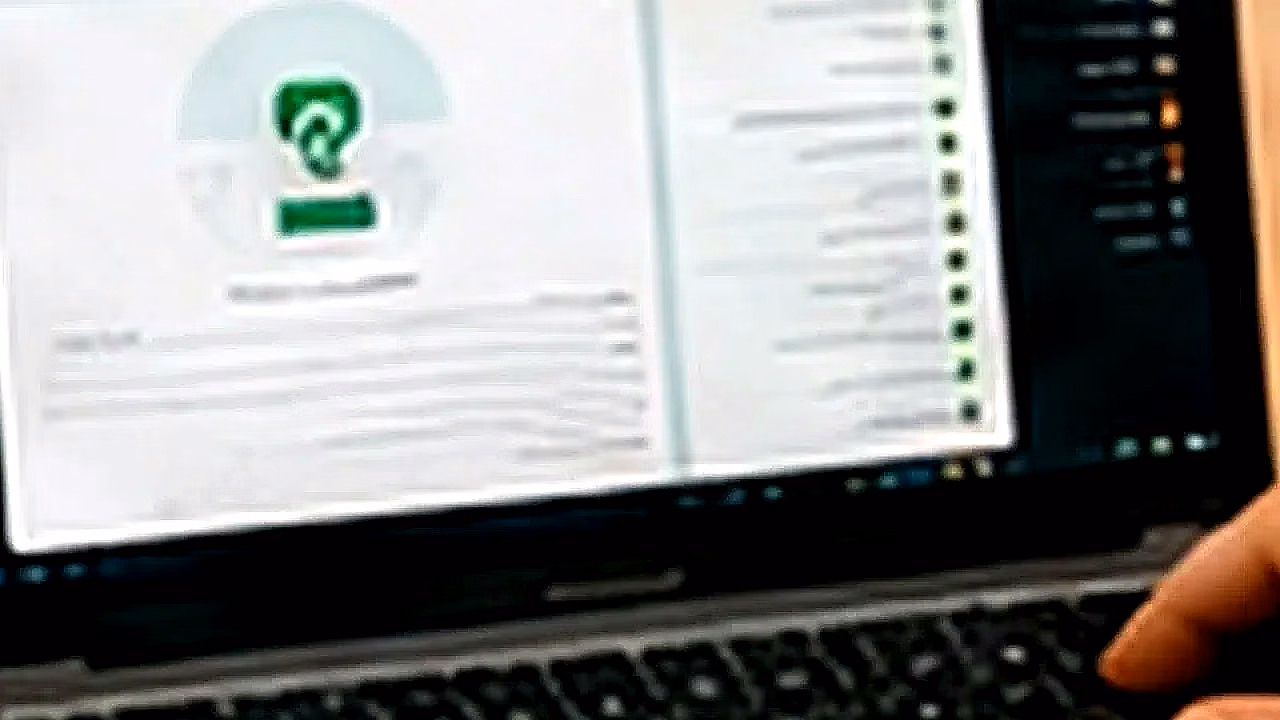 Persona usando WhatsApp Web con laptop y celular en México
