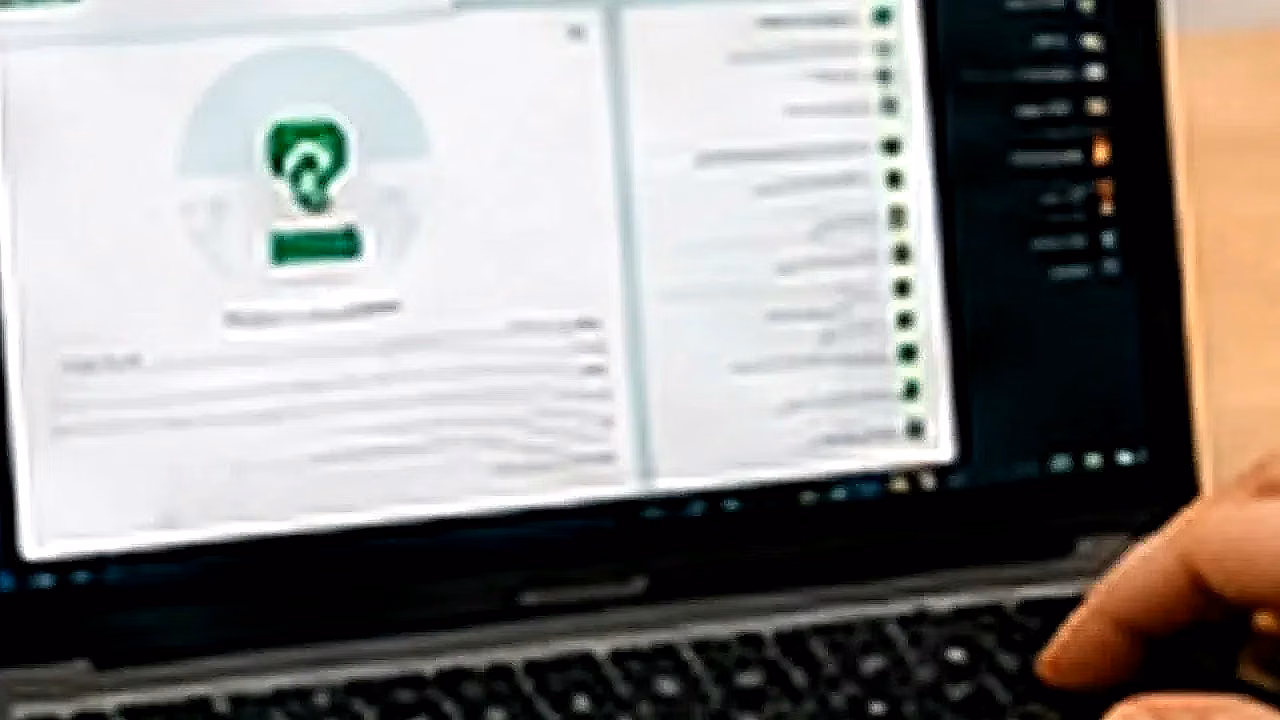 Persona usando WhatsApp Web con laptop y celular en México