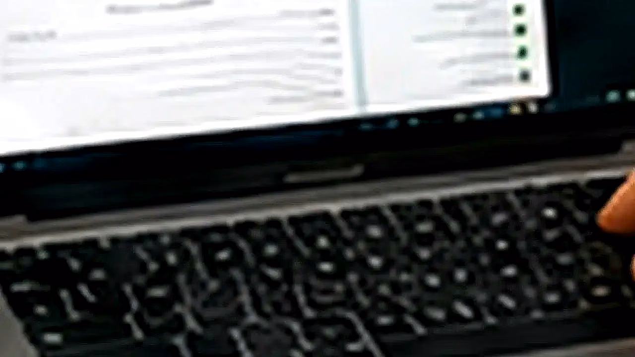 Persona usando WhatsApp Web con laptop y celular en México