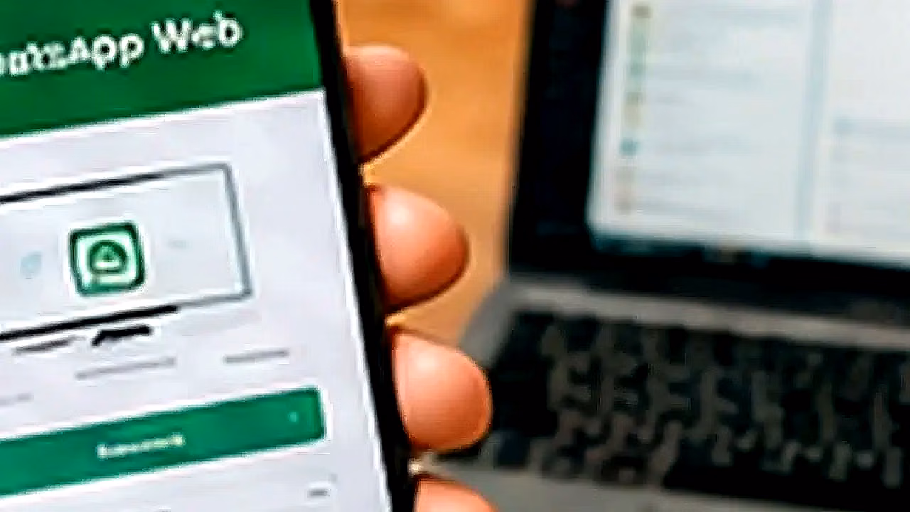 Persona usando WhatsApp Web con laptop y celular en México