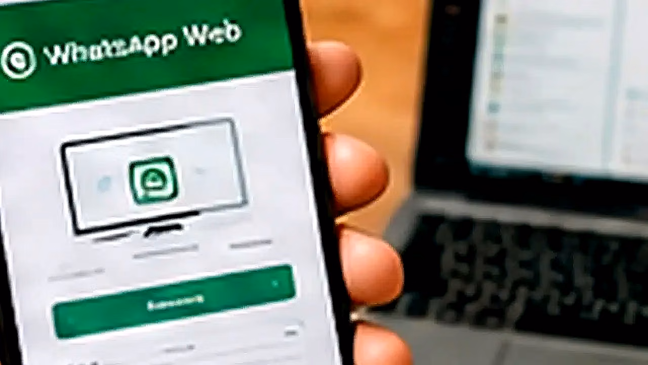 Persona usando WhatsApp Web con laptop y celular en México