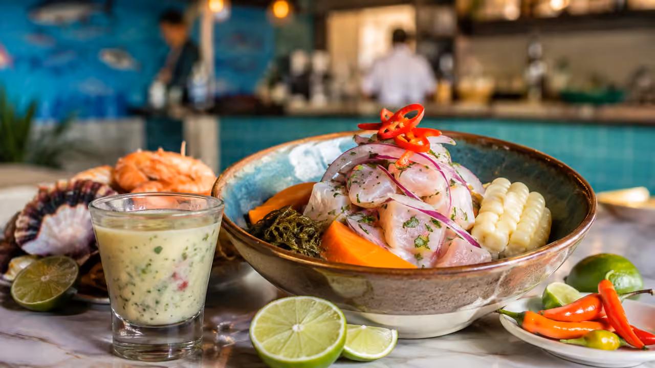 Ceviche mixto peruano: mariscos, frescura y equilibrio: bowl de ceviche mixto