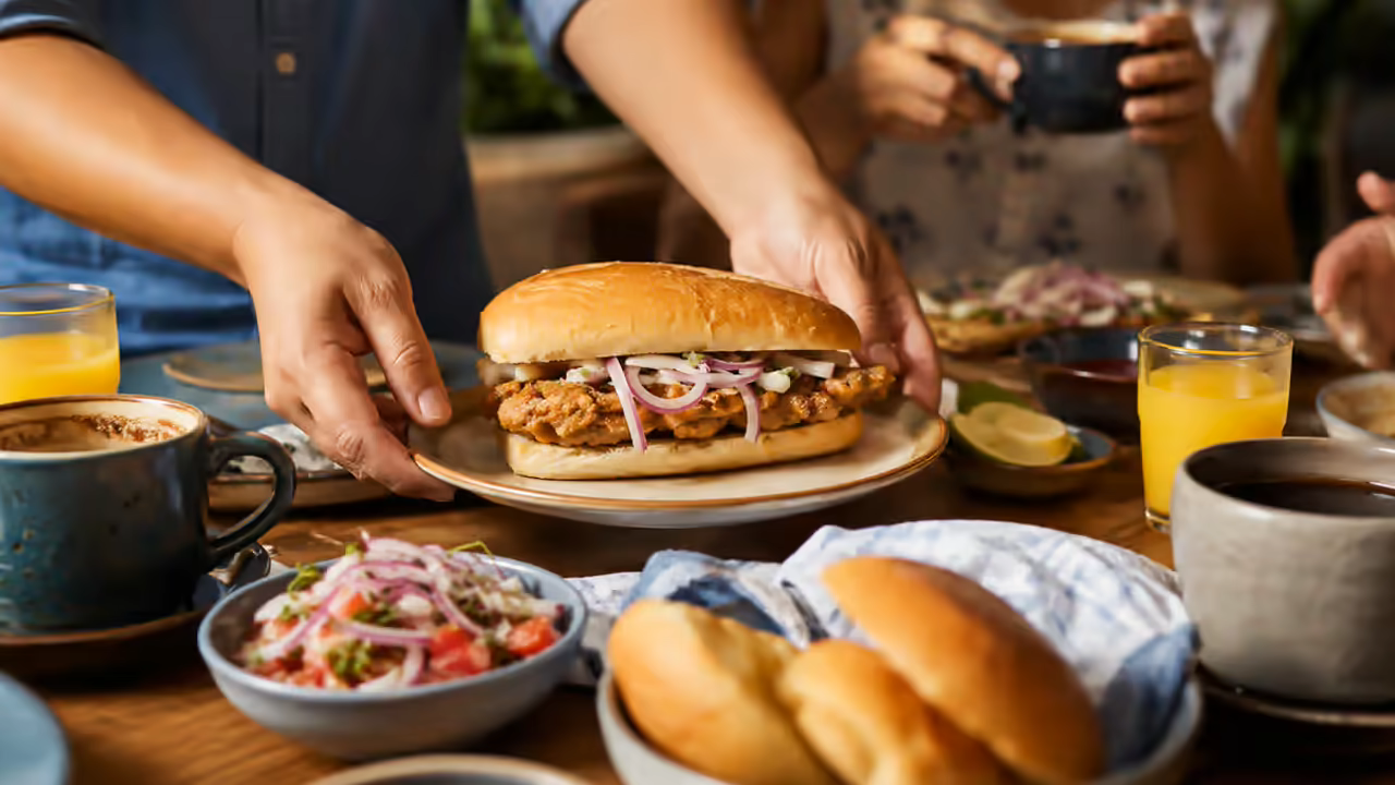 Pan con chicharrón: cuánto cuesta y qué define su precio: contexto visual del pan con chicharrón