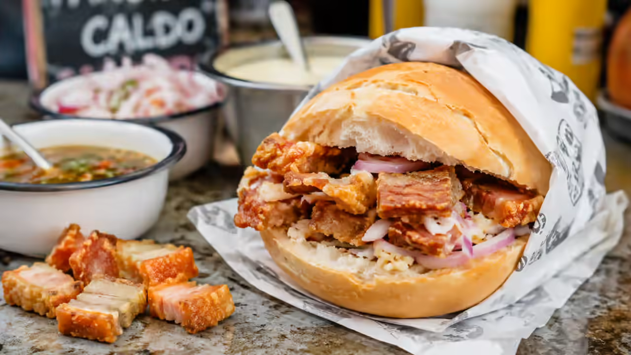 Pan con chicharrón y tamal: así se disfruta este desayuno: imagen editorial original para Perú