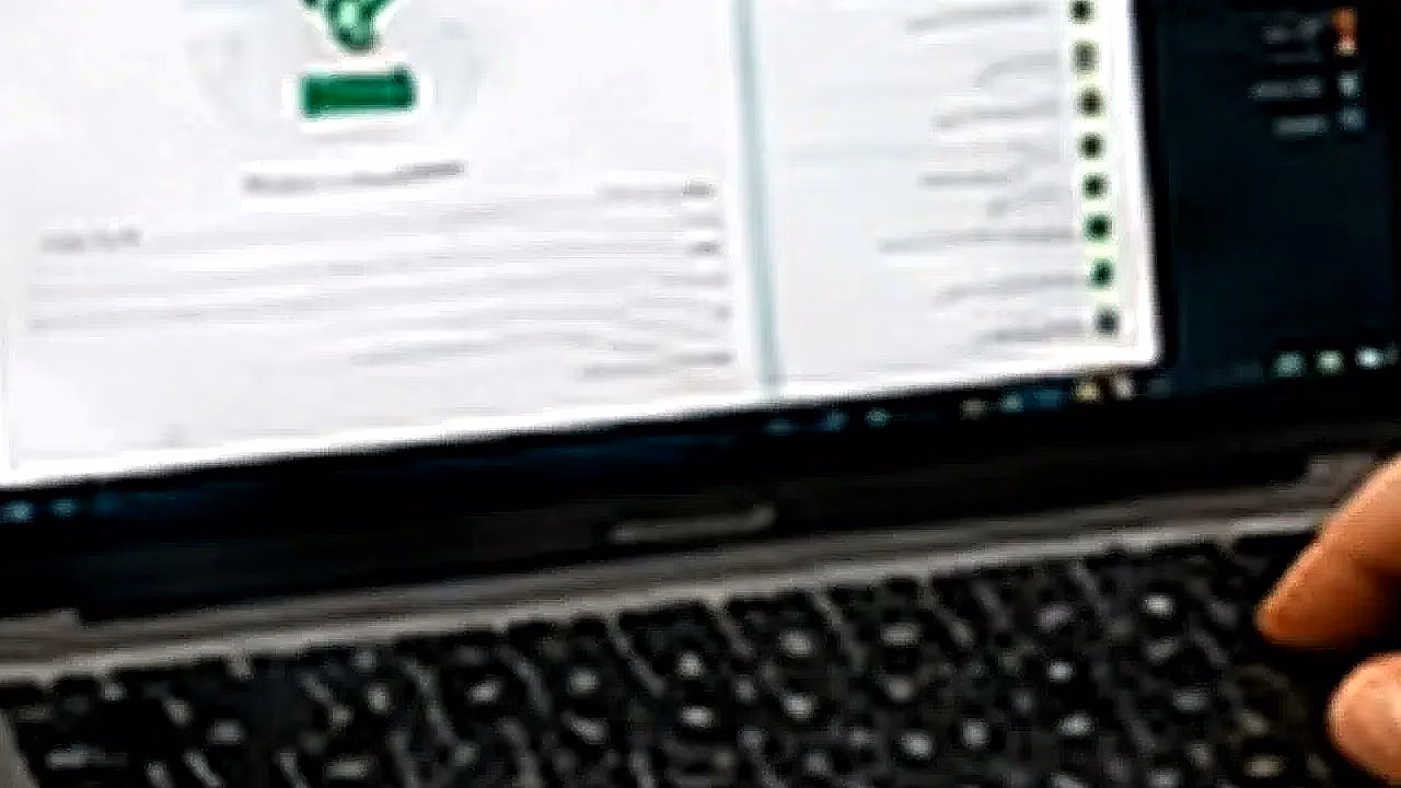 Persona usando WhatsApp Web con laptop y celular en Perú
