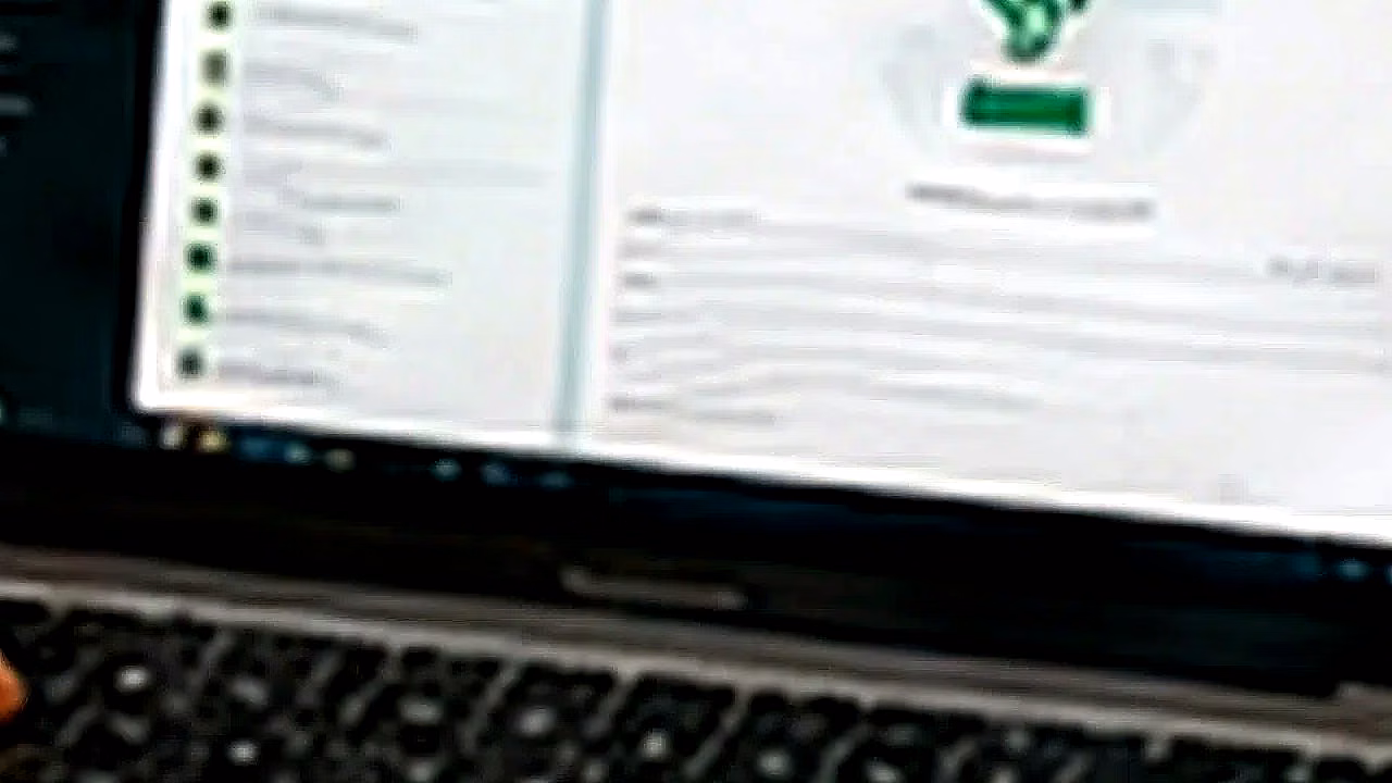 Persona usando WhatsApp Web con laptop y celular en Perú