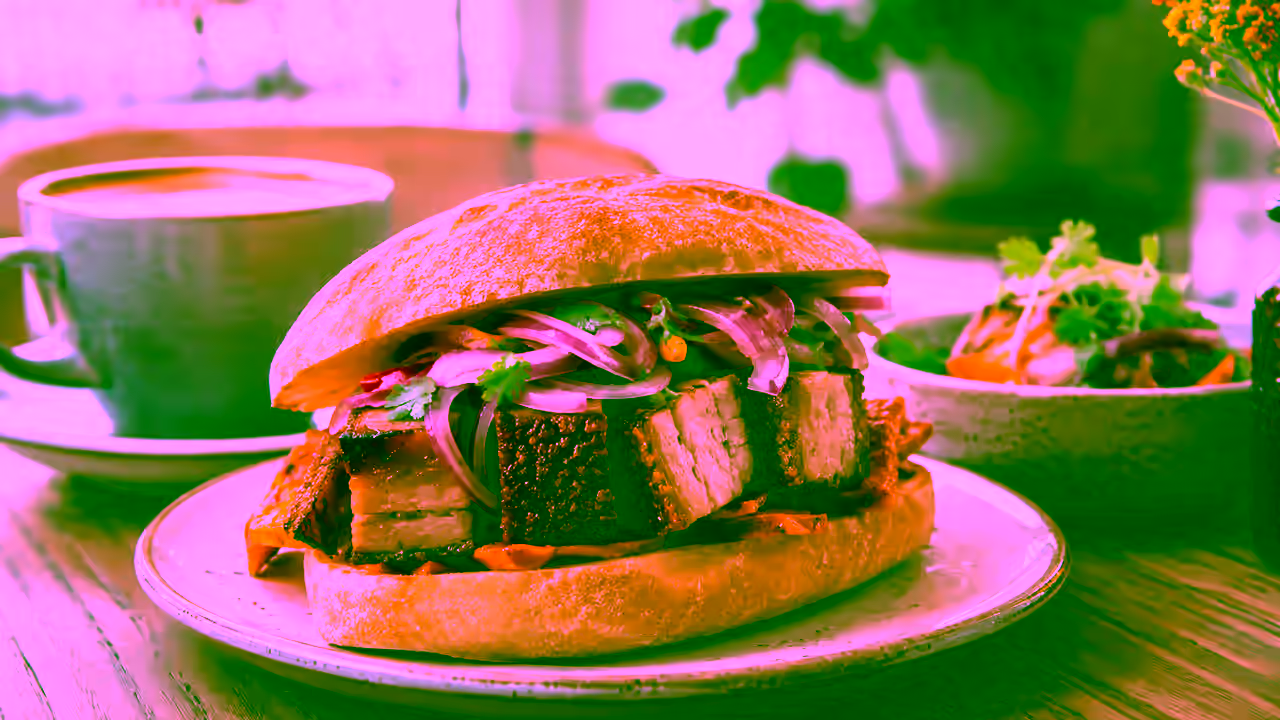 Pan con chicharrón peruano con cerdo, camote y salsa criolla