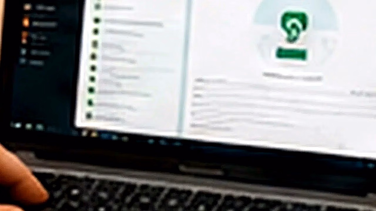 Persona usando WhatsApp Web con laptop y celular en Estados Unidos