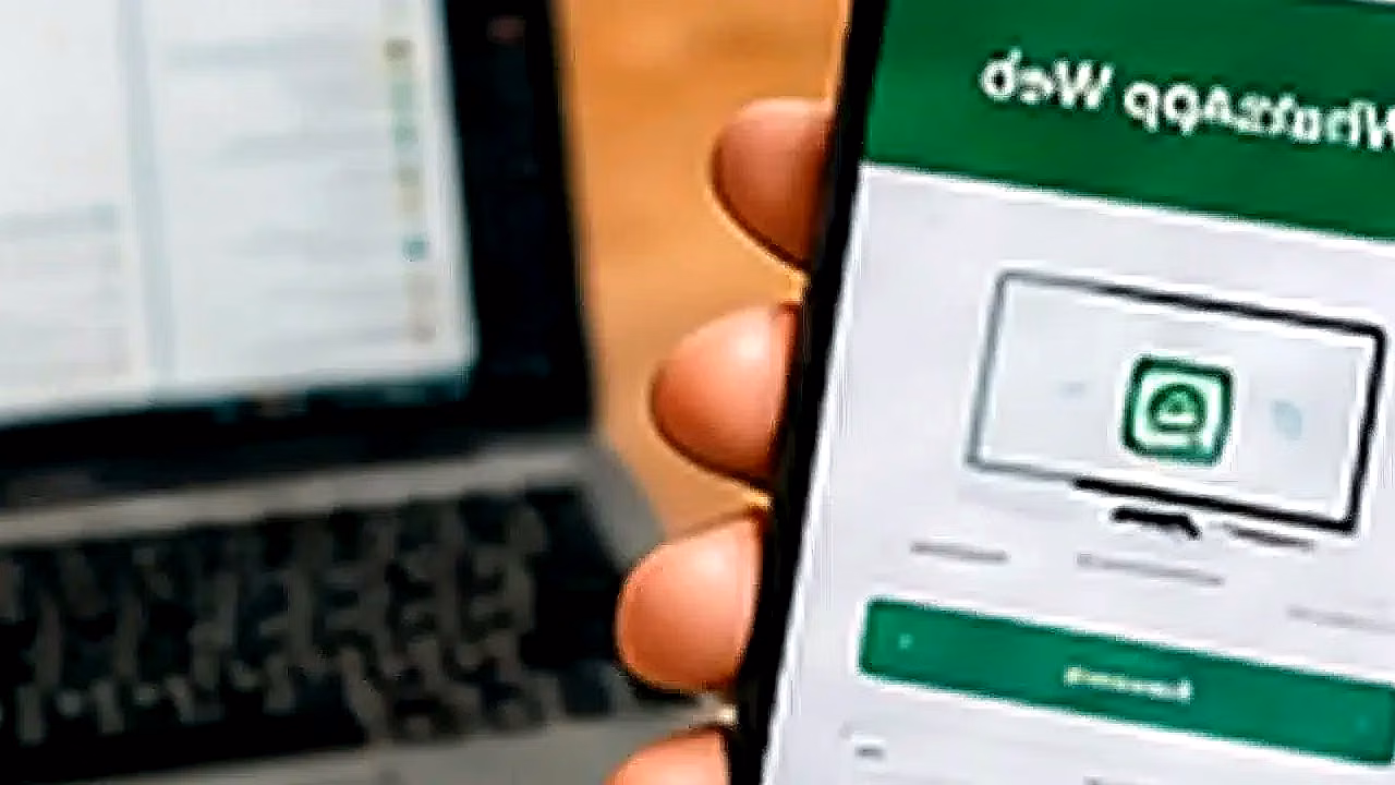 Persona usando WhatsApp Web con laptop y celular en Estados Unidos