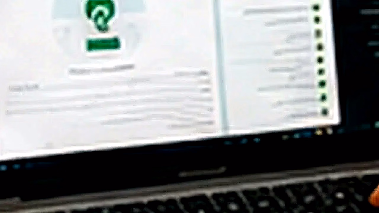 Persona usando WhatsApp Web con laptop y celular en Estados Unidos
