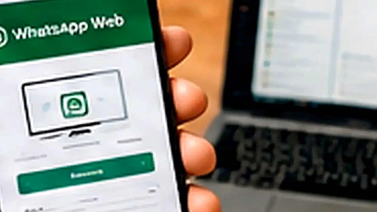 Persona usando WhatsApp Web con laptop y celular en Estados Unidos