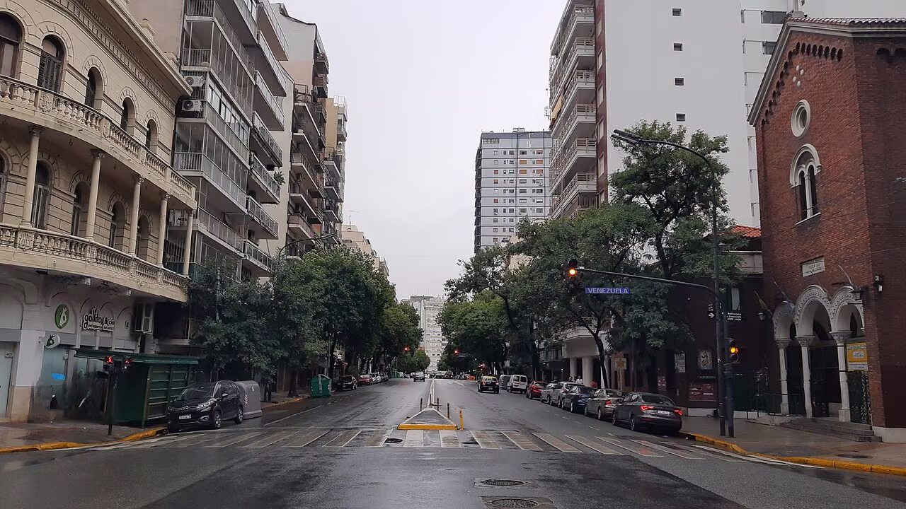 Avenida La Plata y Venezuela, Buenos Aires. Fotografía de contexto local.