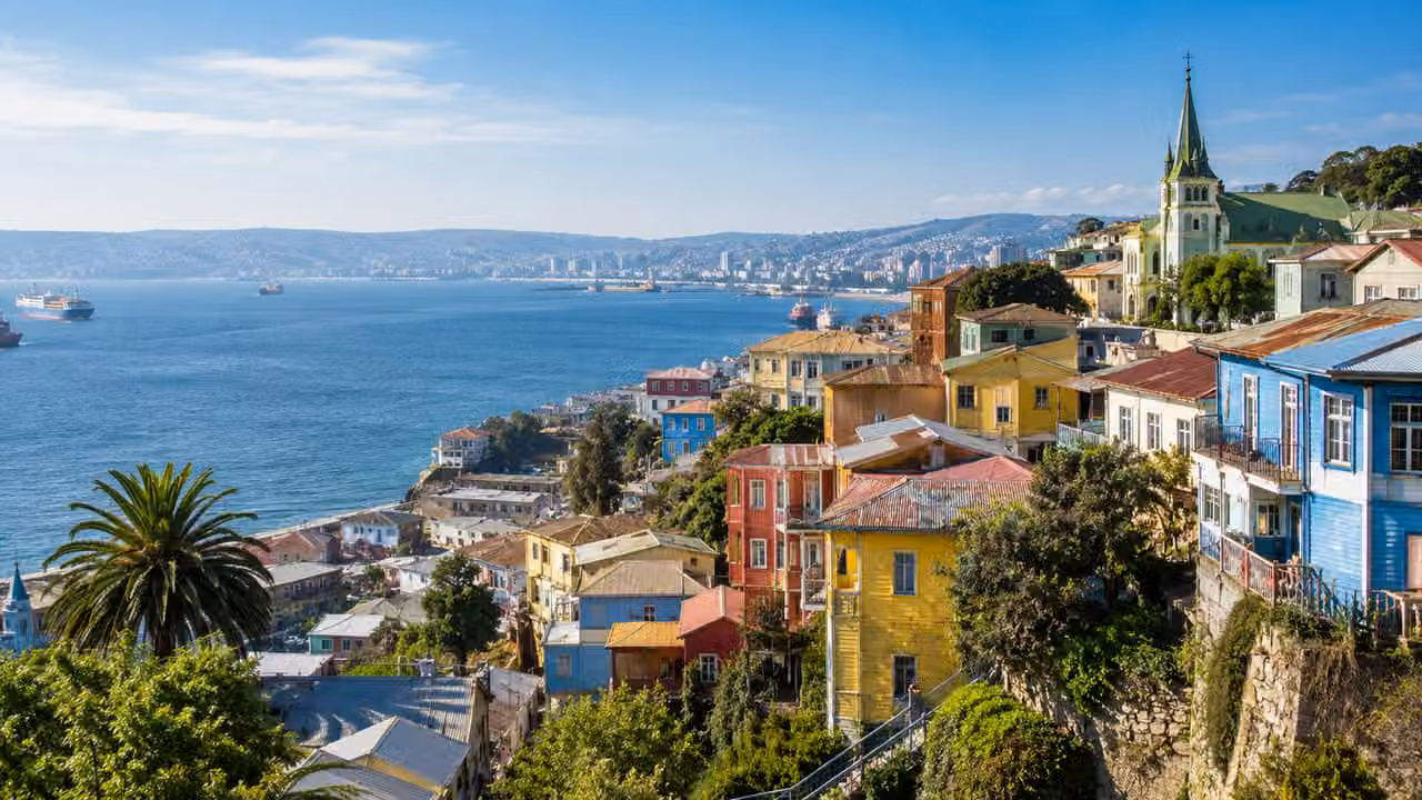 Ilustración fotográfica: Casas de colores de Valparaíso frente a la bahía