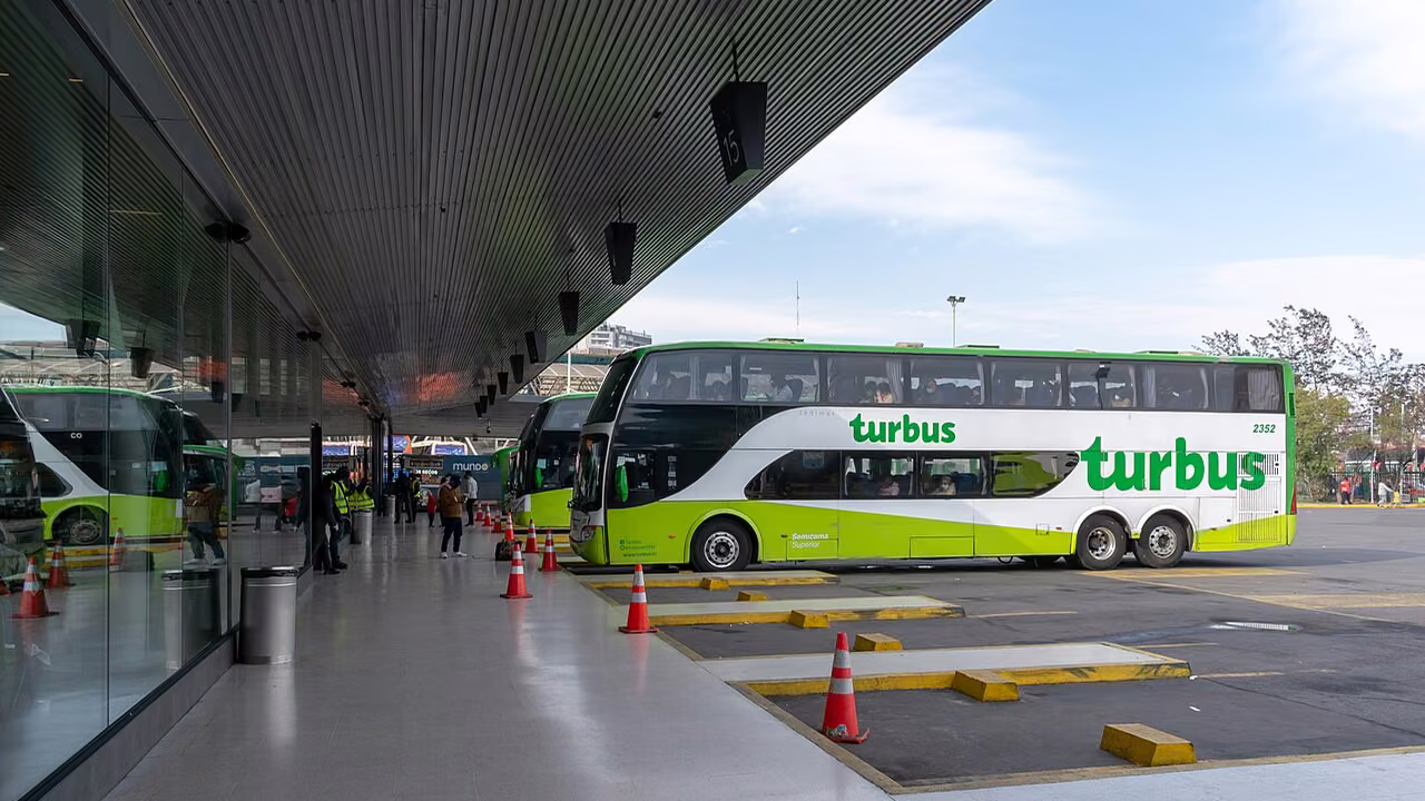 Terminal Alameda, Santiago. Fotografía de contexto de transporte; no corresponde al Registro Civil.