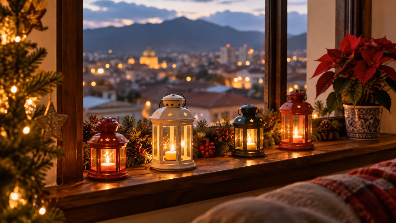 Ilustración fotográfica: Faroles y velas de colores junto a una ventana