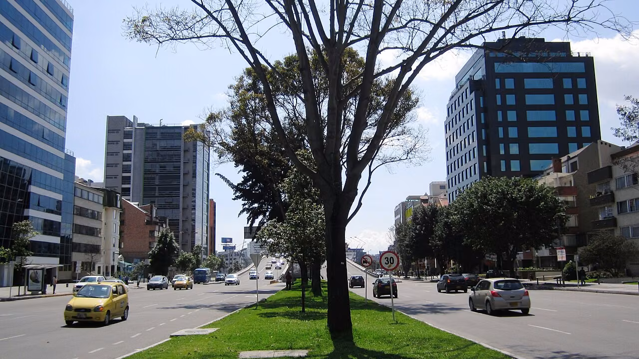 Calle 100 de Bogotá. Fotografía de contexto urbano y circulación.