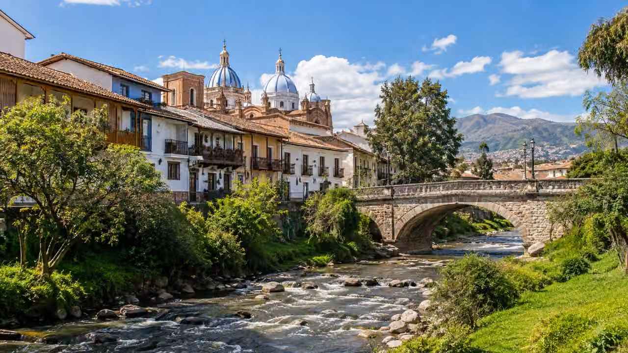 Ilustración fotográfica: Casas coloniales junto al río en Cuenca