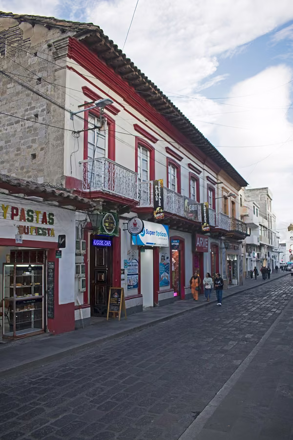 Calle Quito, Latacunga, Ecuador. Fotografía de contexto local.