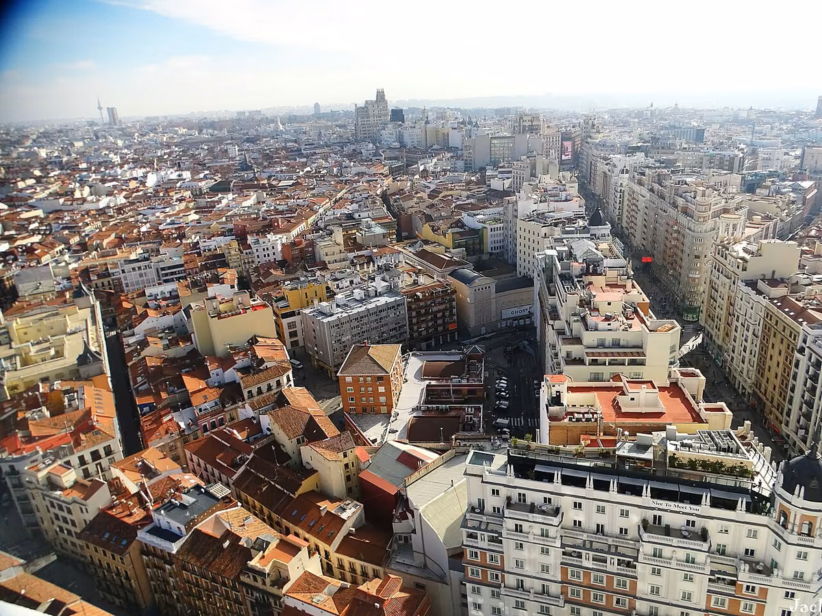 Vista urbana de Madrid, España. Fotografía de contexto local.