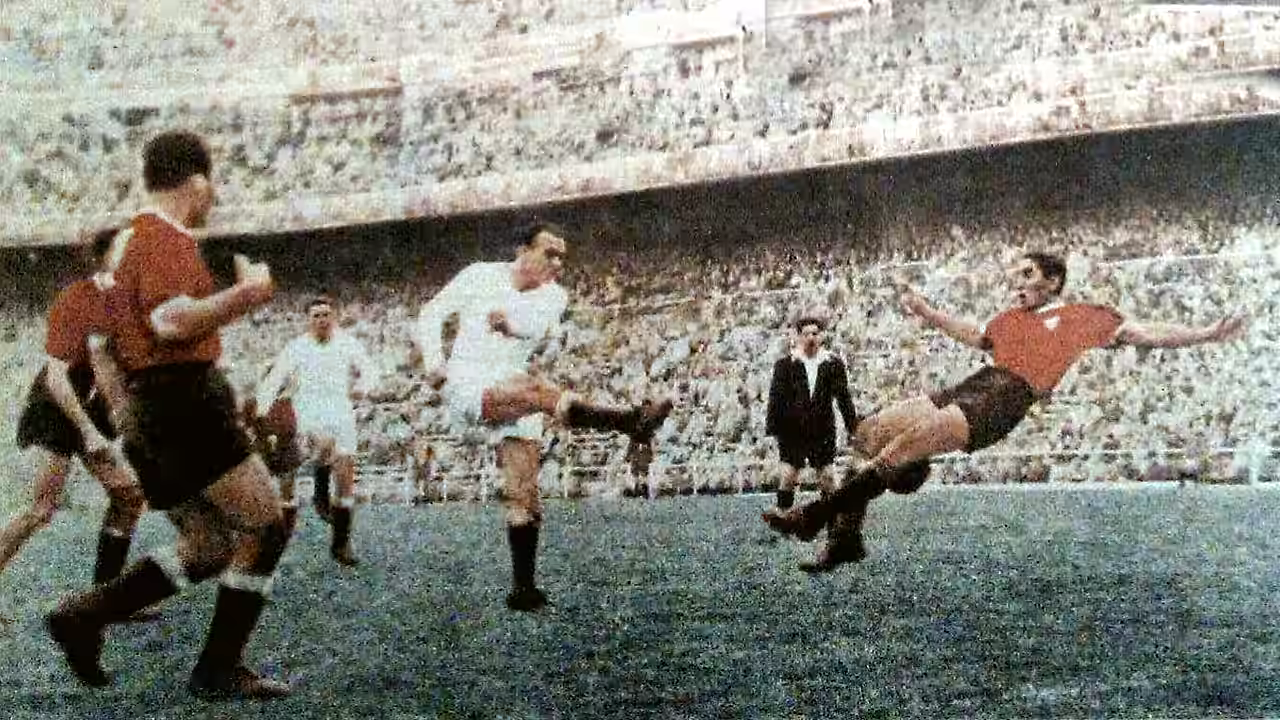 Pelé en una fotografía real de archivo futbolístico