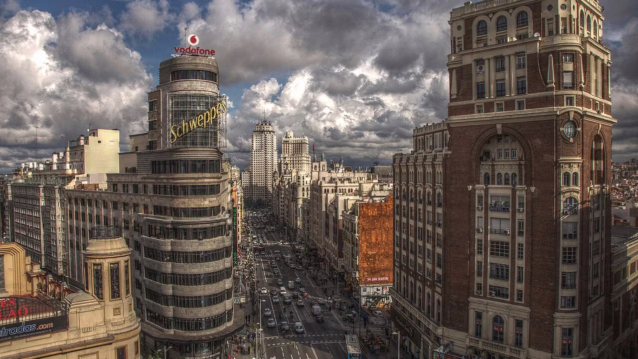 Gran Vía de Madrid. Fotografía de circulación urbana.