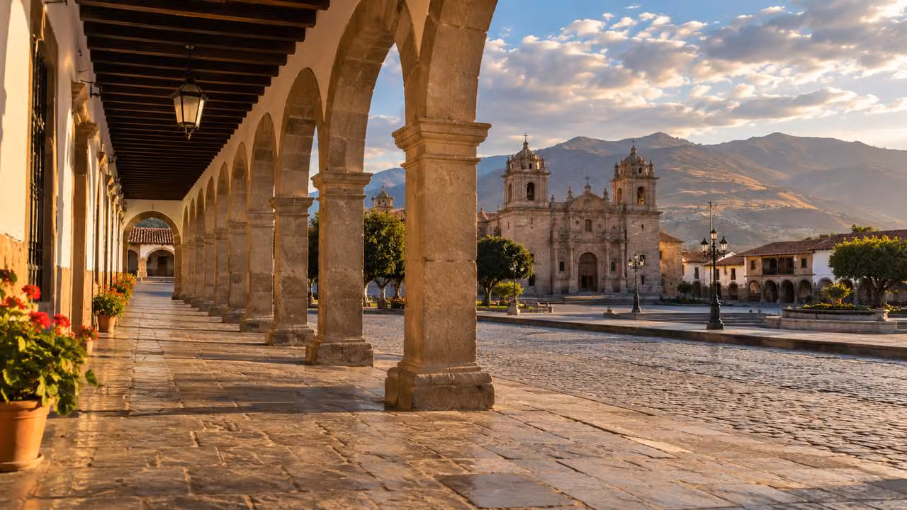 Ilustración fotográfica: Arquerías coloniales inspiradas en Ayacucho