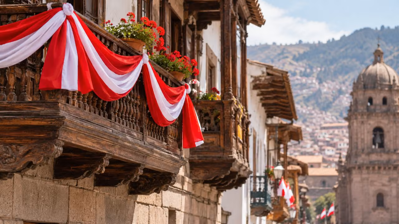 Ilustración fotográfica: Banderines rojos y blancos sobre un balcón tradicional