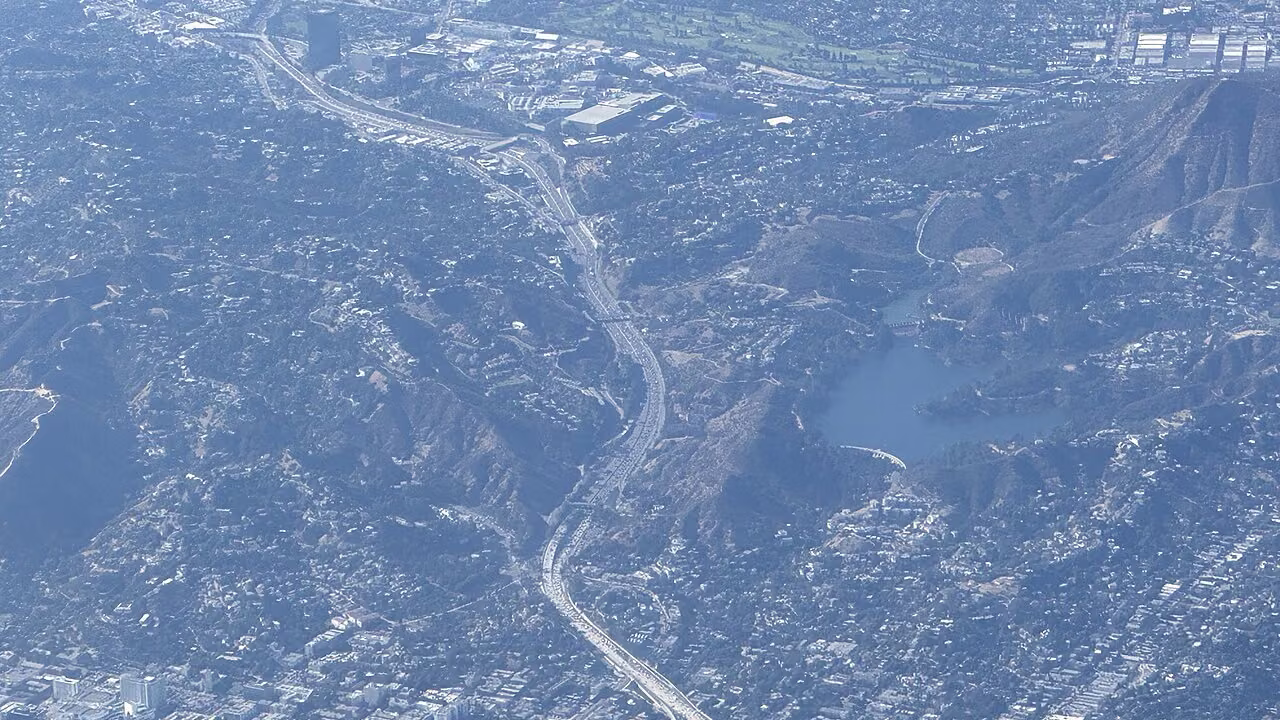 Vista aérea de Hollywood Freeway, Los Ángeles. Fotografía de contexto vial.